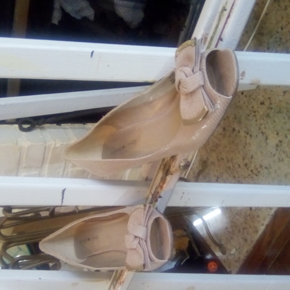 Textured soft leather, wedge heeled shoes with toe bows edged in gold - Picture 2 of 3